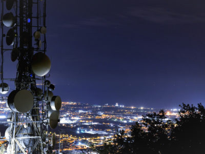 Mobilfunk Tower 5G vor nächtlicher stadtkulisse
