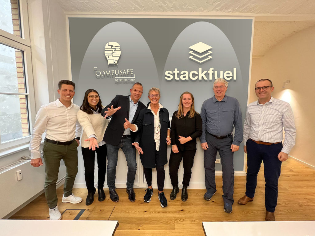 Teamfoto (v.l.n.r.): Leo Marose (CEO StackFuel), Isabel Sum (StackFuel), Andreas Lugauer, Anke Schnitzer (beide CompuSafe), Meike Jantzen (StackFuel), Dr. Stephan Weidner (CEO CompuSafe), Friedrich Pohl (StackFuel)
